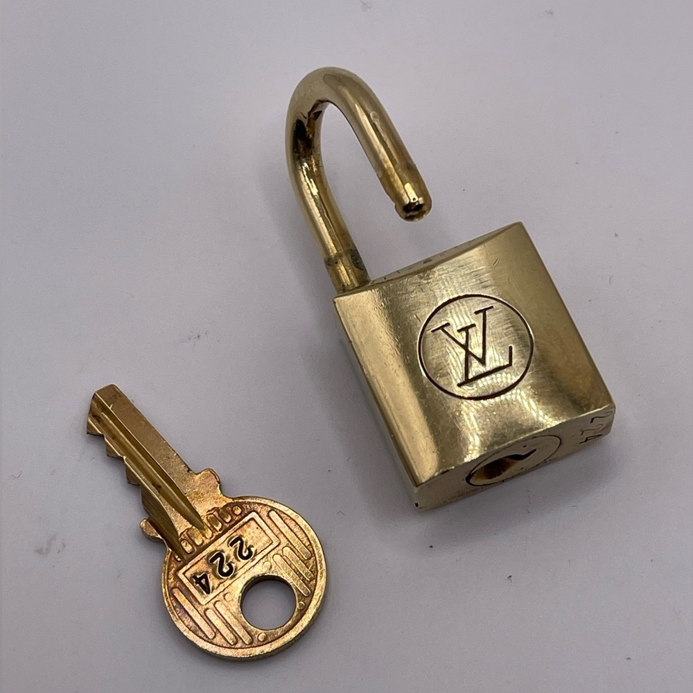 100% Authentic and pre loved Louis Vuitton - RARE Gold Lock and Key set #224 - Picture 3 of 5